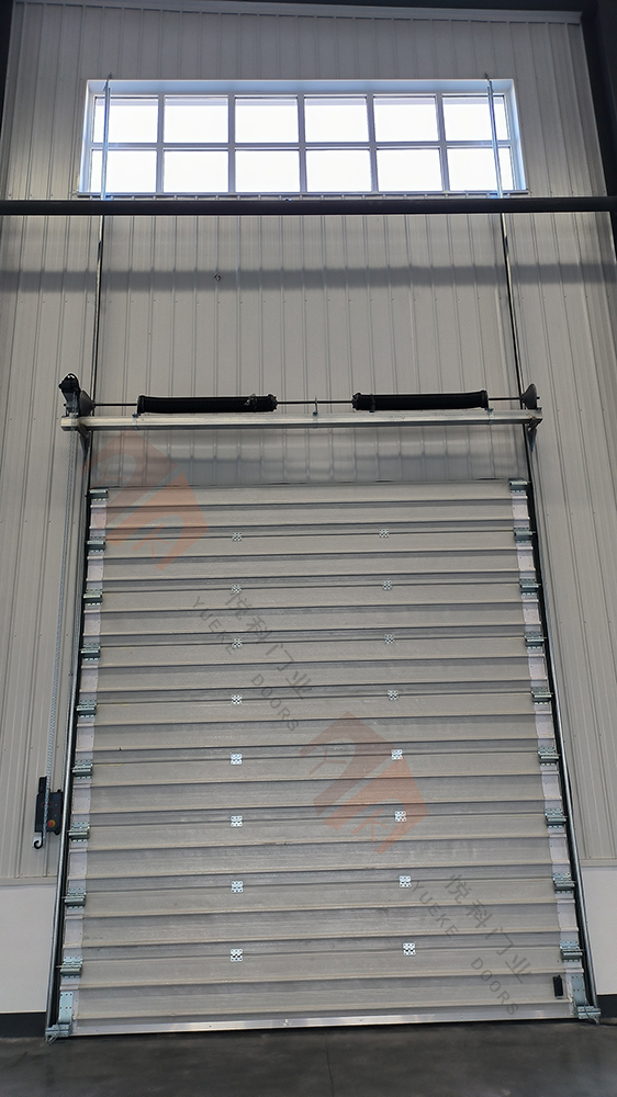 與工業提升門（mén）和卷簾門相比，工業提升門和卷簾門
